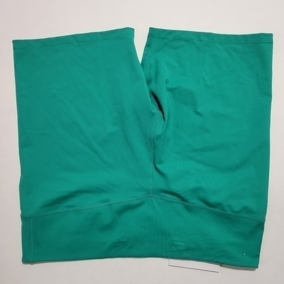 Green Nike Biker‎ Shorts - Picture 3 of 3